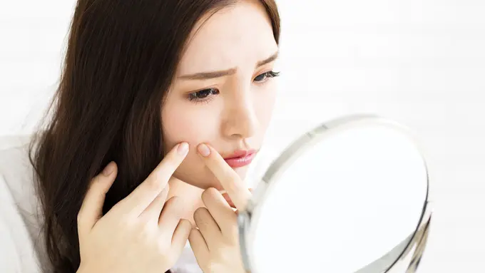 Waspada 4 Kebiasaaan Pakai Makeup yang Bikin Wajah Jadi Jerawatan