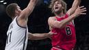 Chicago Bulls center, Robin Lopez #8 berusaha melewati hadangan Brooklyn Nets center, Brook Lopez #11 pada laga NBA basketball game, (31/10/2016) Bulls menang 118-88. (AP/Mary Altaffer)