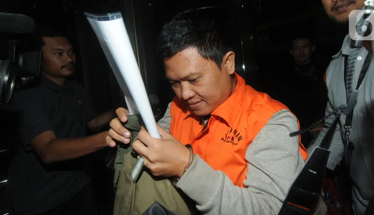 Chandra Safari dan Hendra Wijaya, pihak swasta penyuap Bupati Lampung Utara, mengenakan rompi oranye usai menjalani pemeriksaan di Gedung KPK, Jakarta, Selasa (8/10/2019). KPK menetapkan enam orang tersangka, termasuk Bupati Lampung Utara sebagai penerima suap. (merdeka.com/Dwi Narwoko)