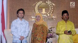 Plt Ketua Umum Partai Golkar, Idrus Marham (kanan) bersama Khofifah Indar Parawansa (tengah) dan Emil Elistyanto Dardak jelang penyerahan surat rekomendasi Cagub dan Cawagub Jawa Timur di Jakarta, Rabu (22/11). (Liputan6.com/Helmi Fithriansyah)