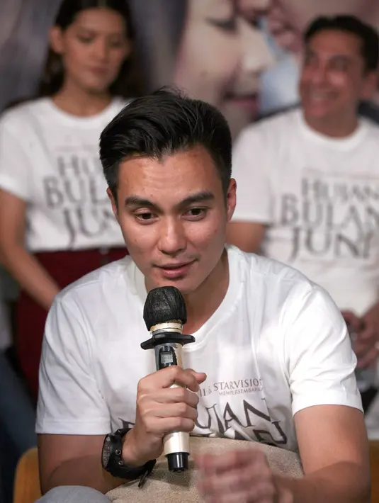 "Cuma saya bilang namanya juga hubungan, dan dia pun masih muda ya. Saya bilang enggak ada salah, enggak ada salah. Cuma hmm........yank ini sudah saatnya menikah, gitu lho. Intinya sih itu ya," tuturnya. (Nurwahyunan/Bintang.com)