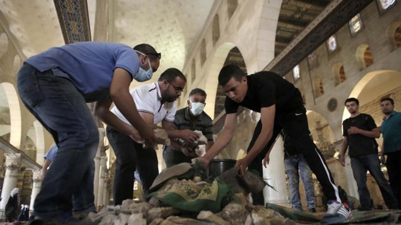 Gotong-royong warga Palestina bersihkan reruntuhan Masjidil Aqsa