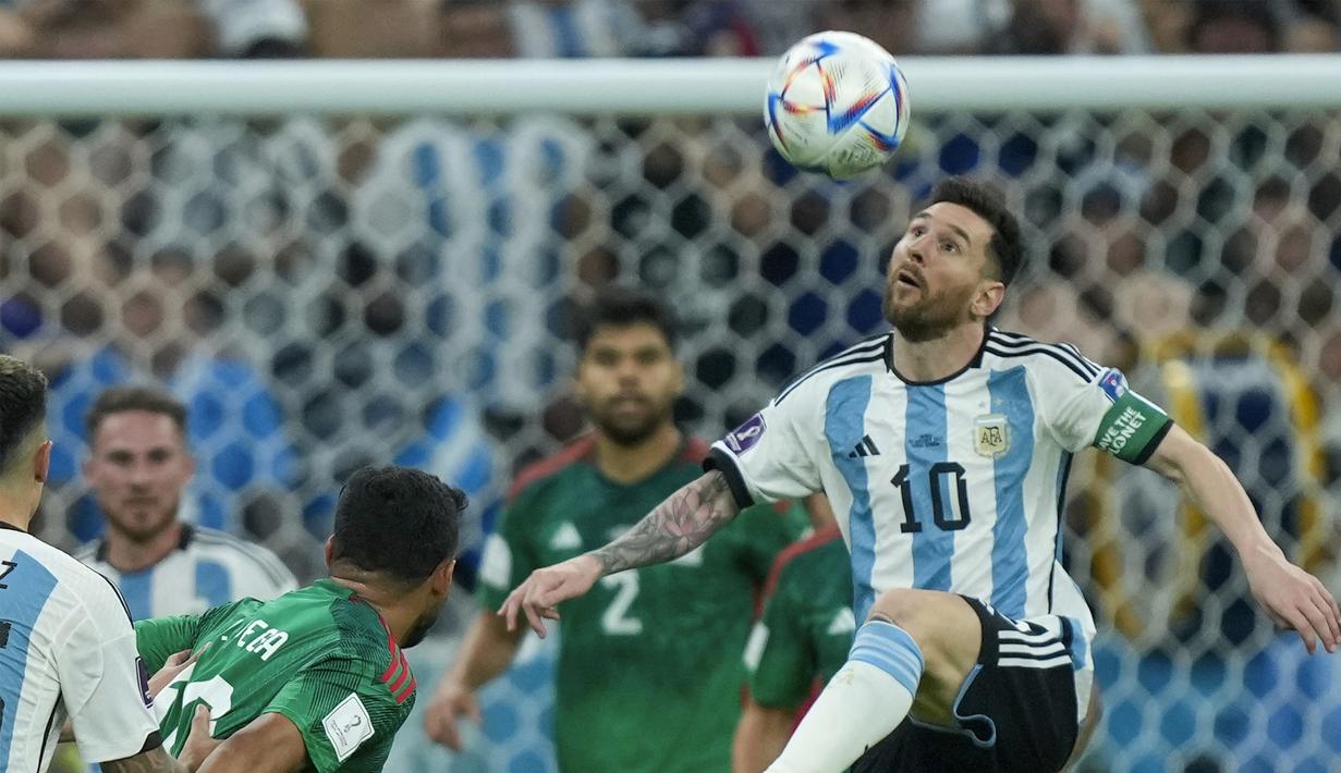 <p>Pemain Timnas Argentina, Lionel Messi&nbsp;mengontrol bola dibayangi pemain Meksiko dalam pertandingan grup G Piala Dunia 2022 yang berlangsung di Lusail Stadium, Qatar, Minggu (27/11/2022). (AP Photo/Jorge Saenz)</p>