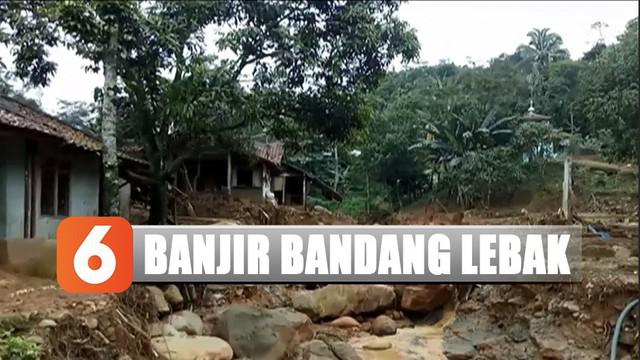Jalanan yang berlumpur membuat evakuasi harus dilakukan dengan hati-hati.