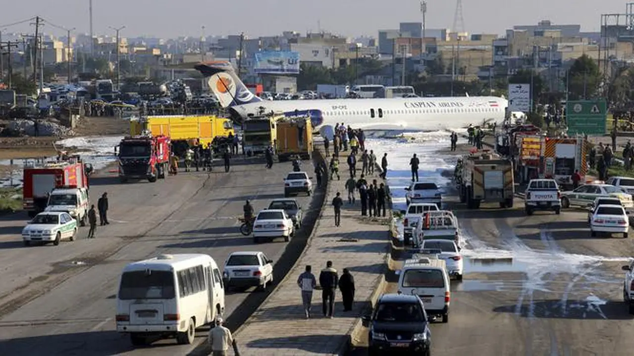 Pesawat penumpang Iran keluar dari landasan saat akan mendarat di Kota Bandar-e Mahshahr, Iran (27/1/2020).