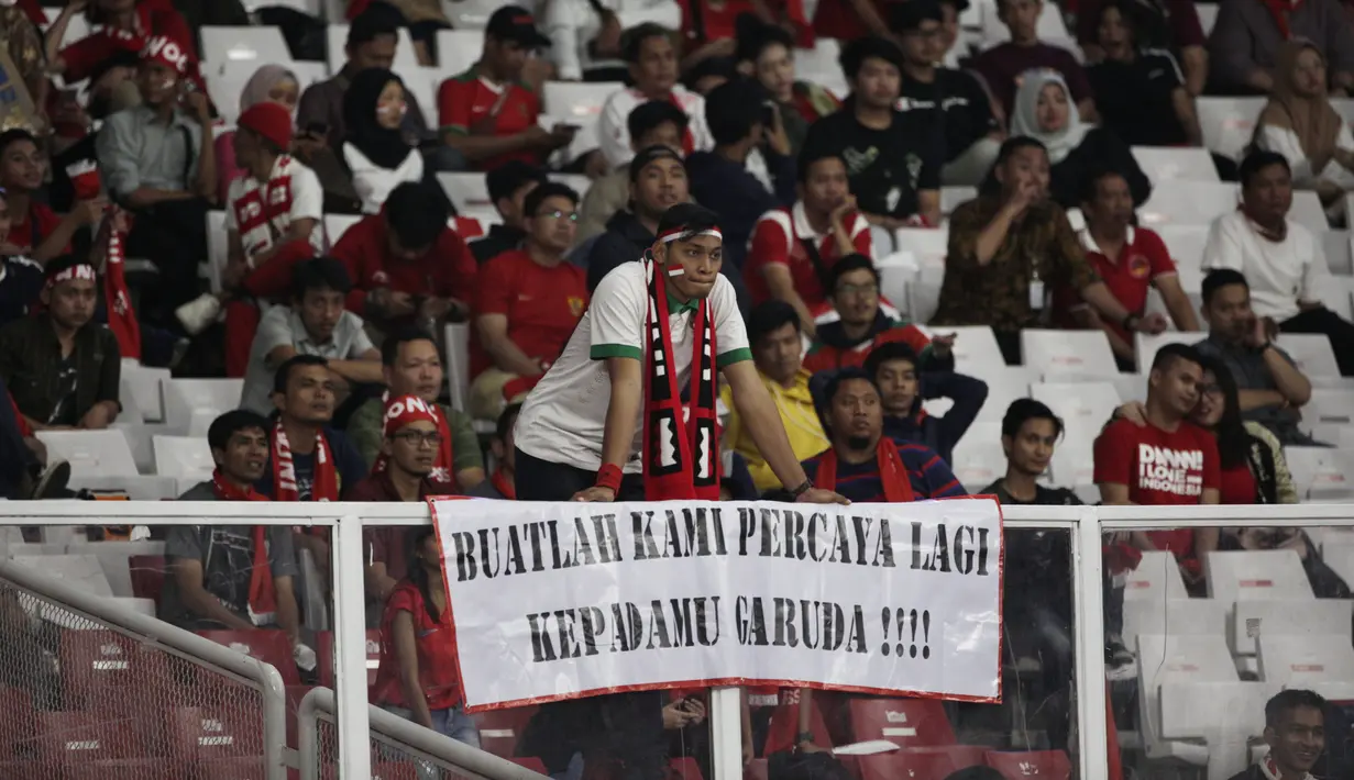 Penonton memberikan dukungan saat laga Kualifikasi Piala Dunia 2022 antara Timnas Indonesia melawan Thailand di SUGBK, Jakarta, Selasa (10/9). Laga berlangsung sepi hanya dihadiri 11.619 penonton. (Bola.com/Vitalis Yogi Trisna)