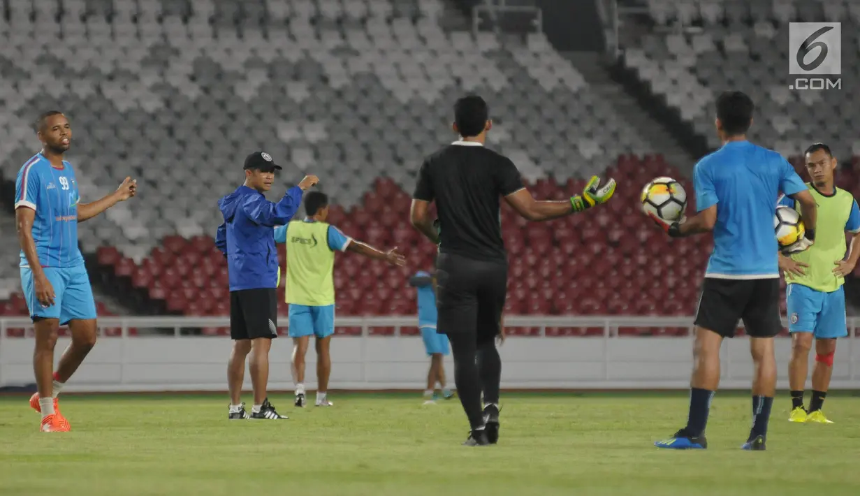 Pelatih Arema, Joko Susilo memberi arahan saat latihan resmi jelang laga tandang melawan Persija pada lanjutan Liga 1 Indonesia 2018 di Stadion GBK, Jakarta, Jumat (30/3). Laga kedua tim akan dihelat Sabtu (31/3). (Liputan6.com/Helmi Fithriansyah)