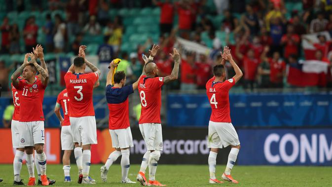 Para pemain Chile menyapa para suporter usai mengalahkan Ekuador dalam matchday kedua Grup C Copa America 2019 di Arena Fonte Nova, Salvador, Brasil, Jumat (21/6/2019). Chile melaju ke perempatfinal Copa America 2019. (AP Photo/Natacha Pisarenko)