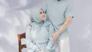 Setelah menikah, Aurel Hermansyah memutuskan untuk berhijab. Berpose bersama sang suami Atta Halilintar, Aurel tampil manis dengan gamis biru muda yang manis dengan hijab berwarna senada yang polos. [Foto: Instagram/aurelie.hermansyah]