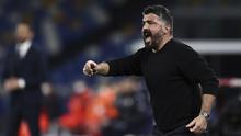 Manajer tim Napoli, Gennaro Gattuso memberi instruksi kepada timnya saat menghadapi Parma dalam laga lanjutan Liga Italia 2020/21 pekan ke-20 di Diego Armando Maradona Stadium, Minggu (31/1/2021). Napoli menang 2-0 atas Parma. (LaPresse via AP/Alessandro Garofalo)