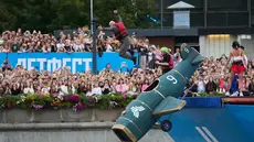 Seorang peserta melompat dari wahana terbang rakitannya saat festival olahraga Letfest di Muzeon Art Park, Moskow, Sabtu, 22 Agustus 2026. (Foto AP/Alexander Zemlianichenko)