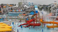 Pemandangan Munsu Waterpark di Pyongyang, Korea Utara, Rabu (17/7/2019). Taman rekreasi favorit bagi warga Korea Utara ini menawarkan aneka permainan sepeti seluncuran air, kolam renang di dalam dan di luar ruangan, lapangan voli, arena panjat tebing dan bar. (AP Photo/Vincent Yu)