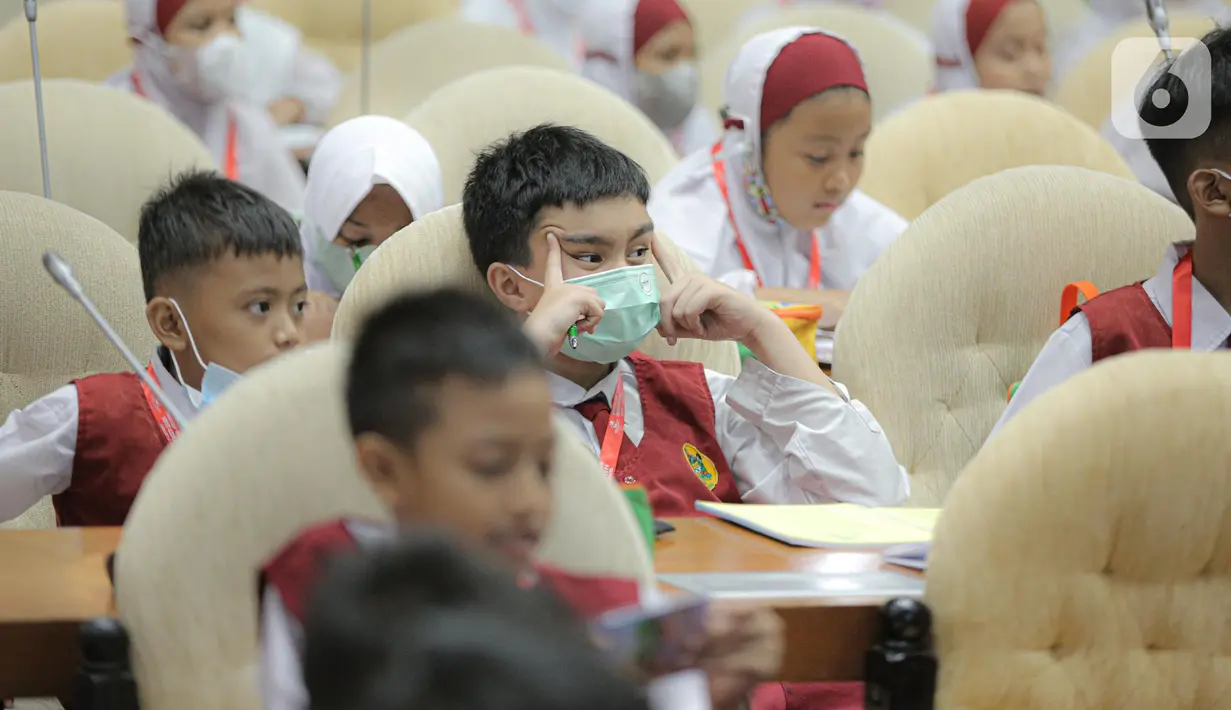 Seorang siswa SDIT Cordova mengikuti kegiatan saat berkunjung ke kompleks Gedung DPR/MPR, Senayan, Jakarta, Senin (16/1/2023). Mengenal dunia politik sejak dini, merupakan tujuan utama kegiatan ini, selain itu para siswa juga dibekali informasi seputar tugas dan fungsi Lembaga MPR/DPR. (Liputan6.com/Faizal Fanani)