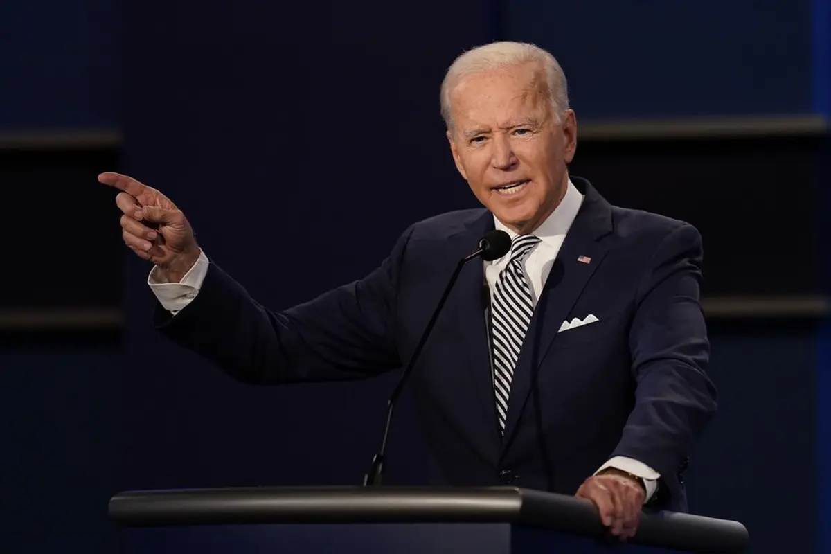 Calon presiden dari Partai Demokrat, Joe Biden, memberi isyarat saat berbicara selama debat capres AS 2020 pertama pada Selasa (29/9/2020), di Case Western University dan Cleveland Clinic, Cleveland, Ohio. (Foto AP / Patrick Semansky)