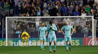 Reaksi pemain Barcelona, Javier Mascherano dan  Iniesta setelah pemain Levante mencetak gol keempat pada jornada ke-37 La Liga di Estadio Ciudad de Valencia, Senin (14/5). Barcelona dipaksa menyerah dengan kedudukan 5-4 di markas Levante (AP/Alberto Saiz)