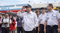 Menteri Perhubungan, Budi Karya Sumadi memberikan balon kepada peserta mudik gratis sepeda motor di Pelabuhan Tanjung Priok, Jakarta, Rabu (20/6). Ada 699 sepeda motor dan 1.650 penumpang yang kembali ke Jakarta dari Semarang. (Liputan6.com/Faizal Fanani)