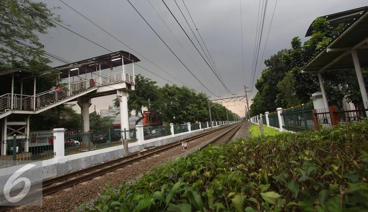 Jembatan Penyeberangan Orang (JPO) di kawasan Tanjung Barat, Jakarta, Jumat (11/11). Buruknya desain menyebabkan JPO tersebut tidak tersambung, sehingga warga harus membeli tiket kereta jika ingin menyeberang. (Liputan6.com/Immanuel Antonius)