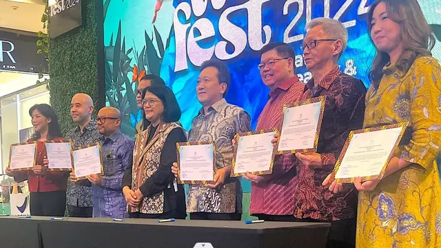 BPOM luncurkan Program Orang Tua Angkat untuk Dampingi UMKM yang bergerak di bidang obat bahan alam. President Director PT Pertiwi Agung (Landson), Fera Damayanti (kanan) bersama perusahaan lain turut serta dukung program OTA.