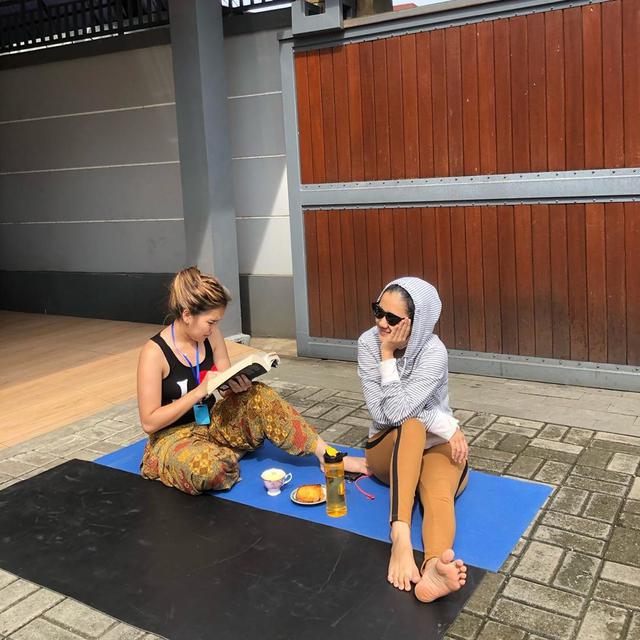 Tetap Kece, Ini 6 Potret Ayu Ting Ting Saat Berjemur di Rumah