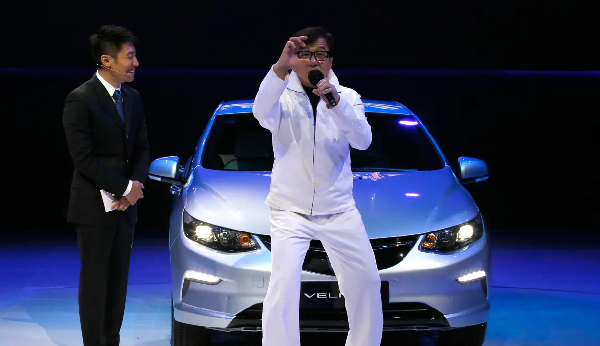 Jackie Chan menjelaskan mobil Buick Velite 5 Hybrid di pameran Shanghai Auto Show 2017 di Shanghai, China, (18/4). Raksasa Amerika General Motors mengatakan mobil ini akan menjadi mobil hybird paling hemat energi di pasar China. (AP Photo / Ng Han Guan)