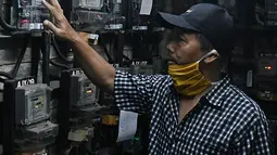 Warga memasukkan pulsa token listrik di Rumah Susun Bendungan Hilir 2, Jakarta, Rabu (20/1/2021). Pemerintah memperpanjang Program Pemulihan Ekonomi Nasional (PEN) Sektor Ketenagalistrikan berupa subsidi listrik hingga Maret 2021, yang dapat diklaim mulai 7 Januari. (Liputan6.com/Herman Zakharia)