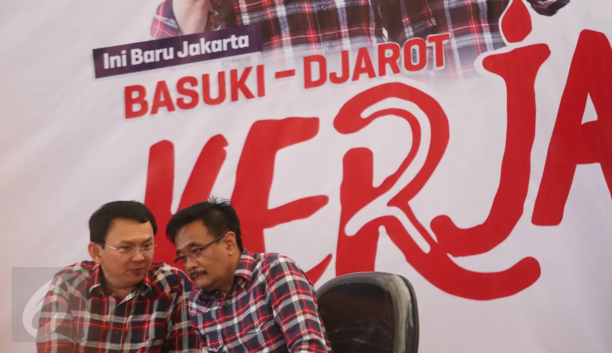Cagub Basuki T Purnama dan Cawagub DKI Jakarta Djarot Saiful Hidayat berbincang saat acara kampanye rakyat di Rumah Lembang, Menteng, Jakarta Pusat, Senin (28/11). (Liputan6.com/Immanuel Antonius)