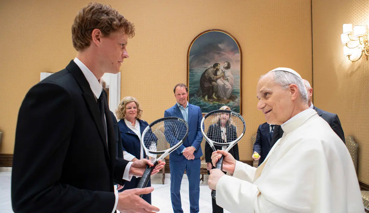 Foto yang diambil dan dibagikan pada 14 Mei 2025 oleh The Vatican Media ini menunjukkan Paus Leo XIV saat audiensi pribadi dengan petenis Italia Jannik Sinner, di Vatikan. (Handout/VATICAN MEDIA/AFP)