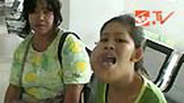 Derita orang miskin tidak pernah habis. Seorang ibu dari Pangkalpinang, Bangka Belitung, nekat membawa anaknya yang menderita kanker mulut ke Jakarta. Namun sesampainya di RSCM, ia ditolak. 