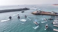 Dalam foto yang dirilis pada hari Rabu, 2 Agustus 2023 oleh Sepahnews dari Garda Revolusi Iran, speedboat Garda berpartisipasi dalam latihan di Teluk Persia. Militer AS sedang mempertimbangkan untuk menempatkan personel bersenjata di kapal-kapal komersial yang melintasi Selat Hormuz, dalam tindakan yang belum pernah terjadi sebelumnya yang bertujuan untuk menghentikan Iran dari menyita dan mengganggu kapal-kapal sipil, empat pejabat Amerika mengatakan kepada The Associated Press pada hari Kamis, 3 Agustus 2023. (Sepahnews via AP)