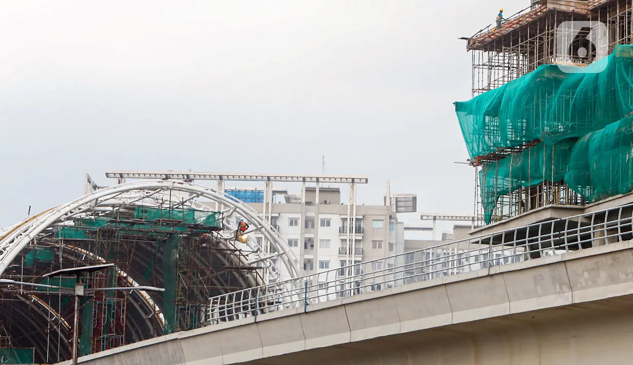 Suasana proyek pembangunan konstruksi LRT dan gedung bertingkat di Jakarta, Selasa (17/11/2020). Data IISA menunjukkan penurunan demand baja global hingga lebih dari 50 persen. (Liputan6.com/Angga Yuniar)