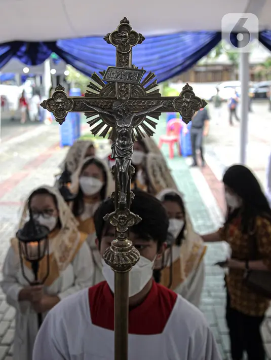 Umat Katolik melaksanakan Misa Natal di Gereja Katedral, Jakarta, Minggu (25/12/2022). Tema Natal yang diusung Gereja Katedral Jakarta tahun ini adalah 'Pulanglah Mereka ke Negerinya Melalui Jalan Lain'. (Liputan6.com/Faizal Fanani)