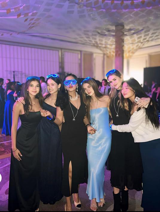 Begini potret kebersamaan Diah Permatasari bersama para orang tua siswa lulusan tahun 2024. Terlihat bahwa para orang tua begitu kompak satu sama lainnya. Momen gala dinner ini pun sempat menjadi sorotan karna terlihat begitu berkelas. (Liputan6.com/IG/@dps_diahpermatasari)