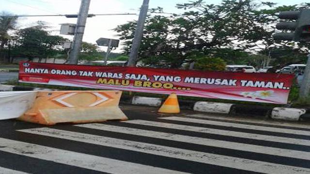 Deretan Spanduk di Taman Bermain Super Kocak, Sukses Bikin Orang Kesal