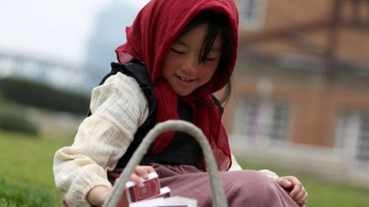 Menarik, Aksi 'Gadis Penjual Korek Api' Galang Dana untuk Aksi Sosial ...