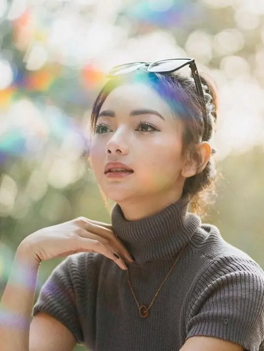 Di kesehariannya, Glenca Glenca Chysara kerap tampil santai. Seperti kali ini, aktris sekaligus model itu terlihat simpel dengan kaus model turtle neck. Ditambah kacamata berlensa bening yang ia pakai, membuatnya tampak elegan.(Liputan6.com/IG/@glencachysaraofficial)