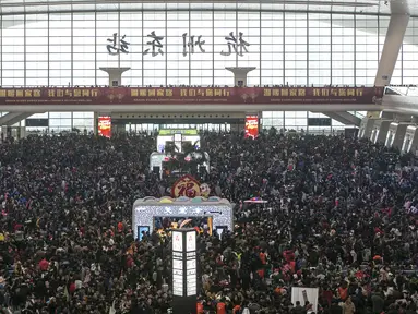 Penumpang berjejal di ruang tunggu di dalam stasiun kereta api setelah perjalanan mereka tertunda akibat salju tebal yang menyelimuti provinsi Zhejiang, Senin (1/2). Warga China sedang mempersiapkan untuk menyambut Tahun Baru Imlek. (REUTERS/Stringer)