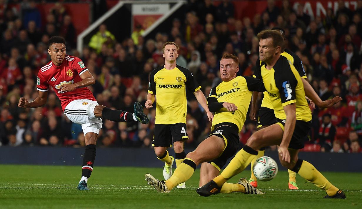 Pemain Manchester United, Jesse Lingard (kiri) menyumbangkan satu gol ke gawang Basel pada babak ketiga Piala Liga Inggris di Old Trafford stadium, Manchester, (12/9/2017).  MU menang 4-1. (AFP/Paul Ellis)
