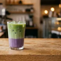 Resep Ube Matcha Latte, Minuman Kekinian Dua Warna yang Unik dan Creamy. (Gambar: AI Generated)