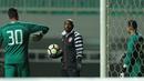 Pelatih kiper Bahrain memberikan arahan singkat saat uji coba lapangan di Stadion Pakansari, Bogor, (26/4/2018). Bahrain tampil dengan pemain muda pada PSSI Anniversarry Cup 2018 . (Bola.com/Nick Hanoatubun)
