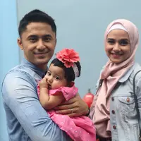 "Karena keluarga itu menghilangkan stres. Ketika capek kerja, masalah di kantor, bahkan kerugian, ketemu anak hilang beban pikiran, hutang-hutang hilang, baru pusing lagi hari senin," tukas Hengky Kurniawan. (Adrian Putra/Bintang.com)