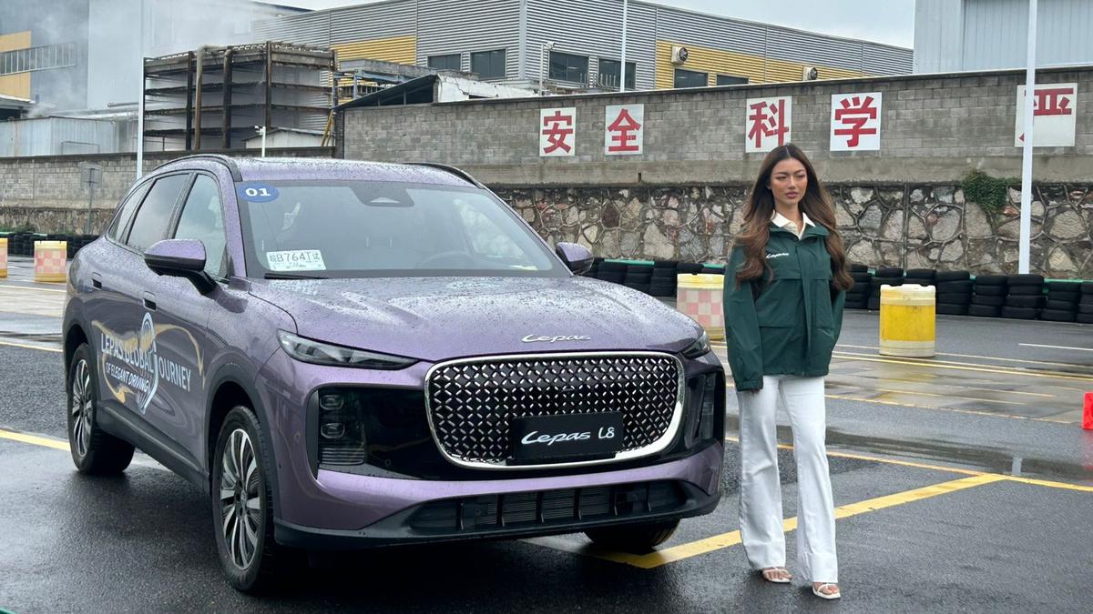 Laporan Liputan6.com dari Cina: Cerita Miss Universe Indonesia Sanly Liu Rasakan Fitur Parkir Otomatis LEPAS L8