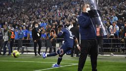 Penjagaan tersebut terlihat memang tak berlebihan lantaran salah satu penonton melempar botol minuman mineral ke arah Neymar. Petugas keamanan pun begitu sigap menghalangi pelemparan tersebut di dengan tamengnya. (AFP/Christophe Simon)