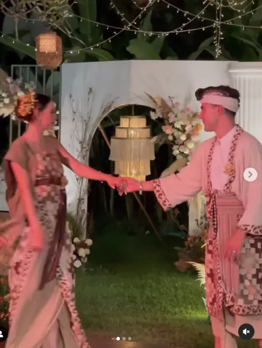 Dengan balutan kain, keduanya sama-sama berdansa bebas dan mesra. Aksesori khas Bali seperti ikat kepala dan aksesori sanggul jadi identitas adat Balinya. [Foto: @rantymaria]