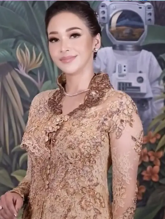 Makeup Maia Estianty untuk HUT TNI ke-79 ini tampak simpel dan natural namun tetap elegan, tidak lepas dari tangan MUA Dean Sadudin.  [Foto: Instagram/ MaiaEstiantyreal]