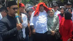 Rano Karno datang tidak sendiri, pria yang akrab disapa Bang Doel itu datang ditemani oleh istrinya Dewi Indriati. (merdeka.com/Arie Basuki)