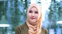 Momen Lucu Zaskia Adya Mecca Rekrut Bocil Setempat Jadi Panitia Salat Ied di Masjid Salim Kamil