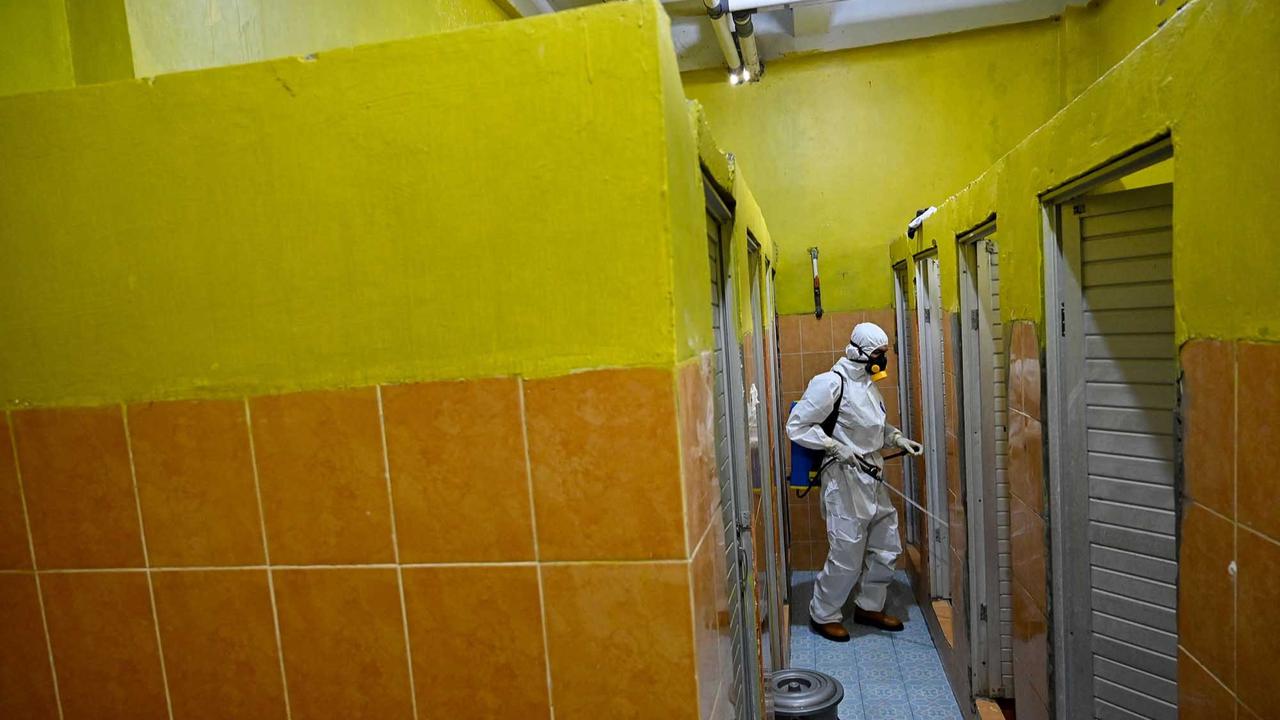 FOTO: Pencegahan Dini Flu, BPBD Aceh 'Cuci' Asrama Sekolah dengan Disinfektan