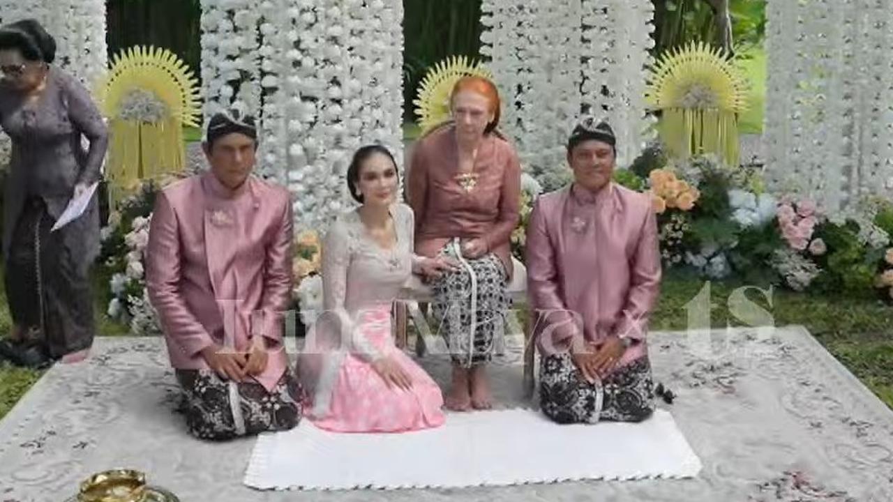 Potret Desa Maya Ibunda Luna Maya di Acara Siraman Sang Putri, Usia 79 Tahun Cantik Anggun Pakai Kebaya & Konde