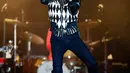 Penampilan Mick Jagger saat konser Rolling Stones dalam tur 'No Filter' di Soldier Field, Chicago, Amerika Serikat, Jumat (21/6/2019). Jagger sebagai pentolan Rolling Stones tampil dengan jeans hitam dan jaket hitam putih. (Kamil Krzaczynski/AFP)