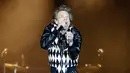 Penampilan Mick Jagger saat konser Rolling Stones dalam tur 'No Filter' di Soldier Field, Chicago, Amerika Serikat, Jumat (21/6/2019). Jagger sebagai pentolan Rolling Stones tampil dengan jeans hitam dan jaket hitam putih. (Kamil Krzaczynski/AFP)